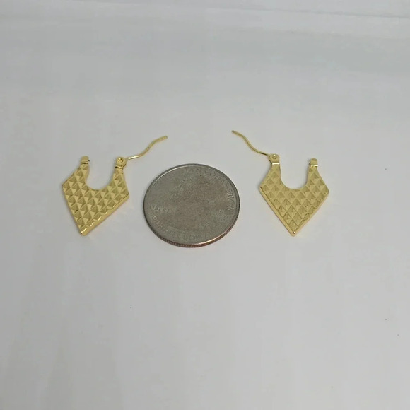 NWOT Beautiful 18k Gold Plated Stainless Steel Earrings - Picture 2 of 2